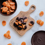 Damascos confitados bañados en chocolate negro 85% cacao