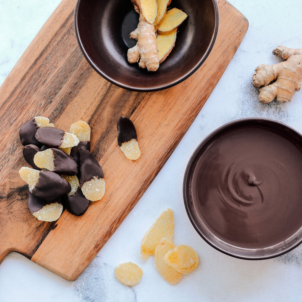 Jengibre confitado bañado en chocolate negro