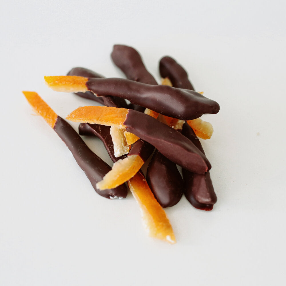 Naranjas bañadas con chocolate negro 70% cacao con fondo blanco
