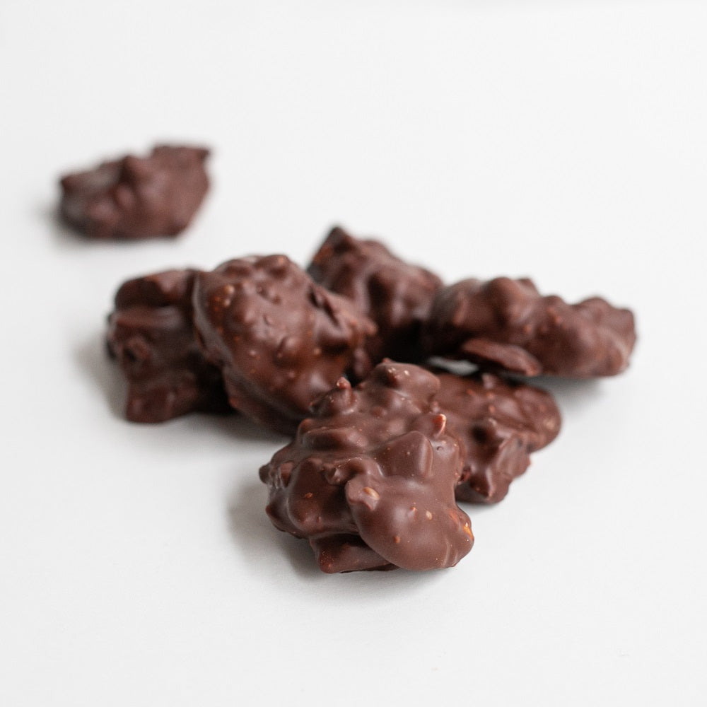 Nidos de chocolate con almendras y nibs de cacao