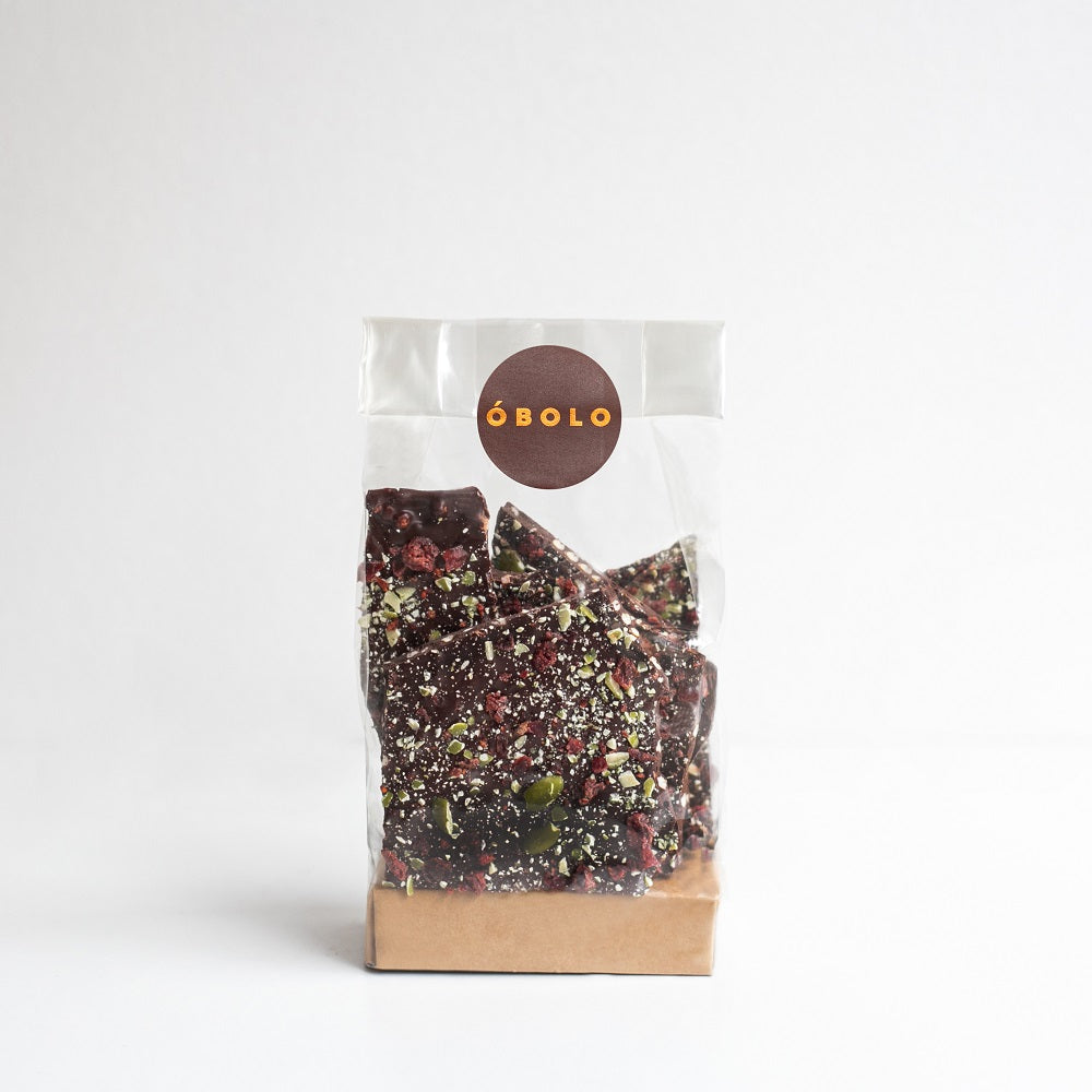 snack crocante de chocolate negro semillas y cranberries en envase compostable