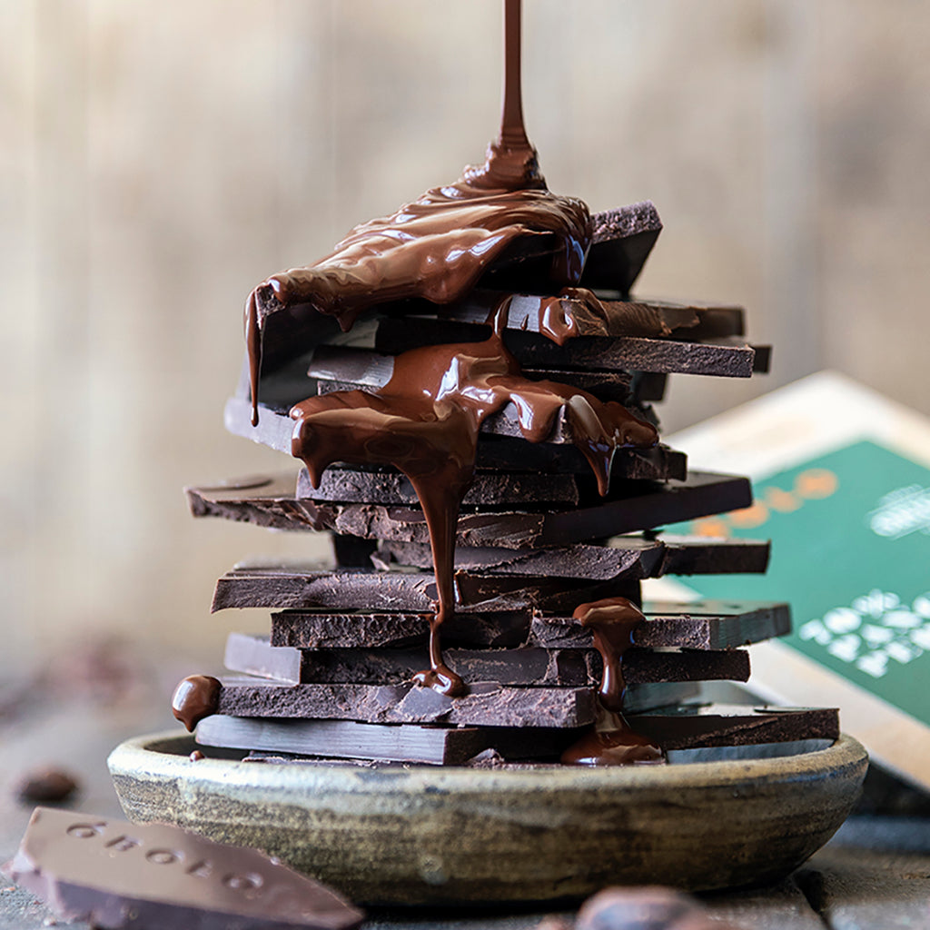 torre de trozos de chocolate con chocolate derretido cayendo
